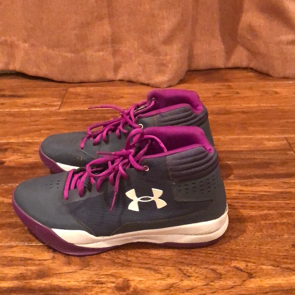 Under Armour girl’s basketball sneakers Size 7